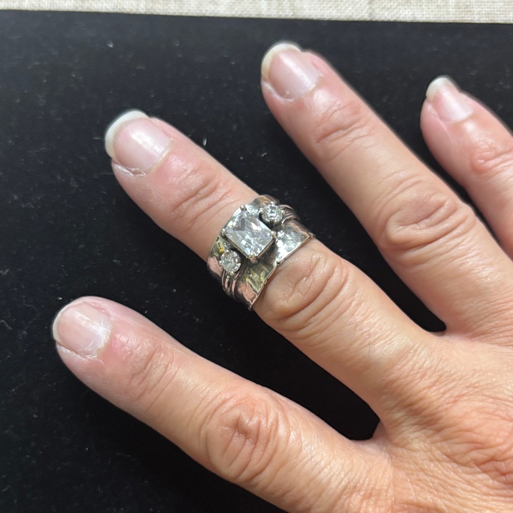 Stunning Silver Women's Ring with Crystal Accents - Picture 3 of 5